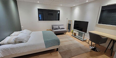 Salon lumineux avec climatisation et mobilier moderne