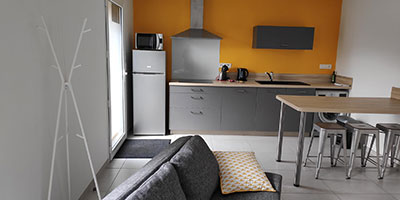 Salle de bain propre et fonctionnelle pour séjour professionnel